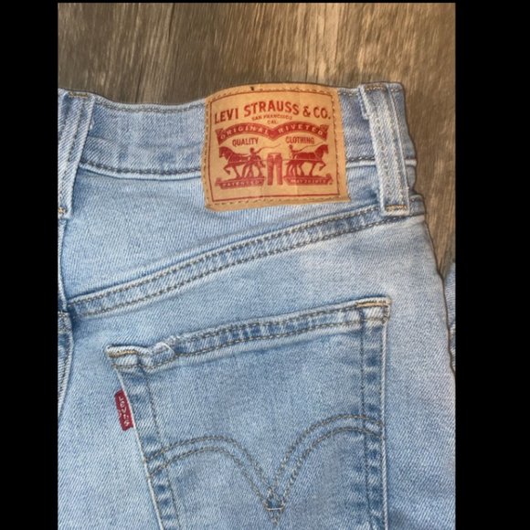 Size 25 Women's High Waisted Mom Jeans Levi's, blue denim pants lightwash - Picture 3 of 6